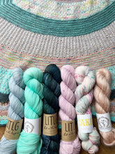 Load image into Gallery viewer, BrioBand Shawl