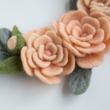 Load image into Gallery viewer, Needle Felted Wreath