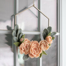 Load image into Gallery viewer, Needle Felted Wreath