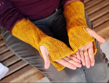 Load image into Gallery viewer, Estrellita Mitts
